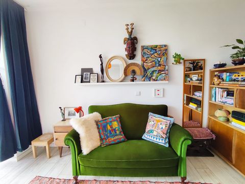 A bright and comfy studio perfect for sea lovers. Located just 8min by walk from Matosinhos beach, allows you to feel the old city vibe on your way to the ocean! A bright, peaceful and simple small apartment that provides you everything that you migh...