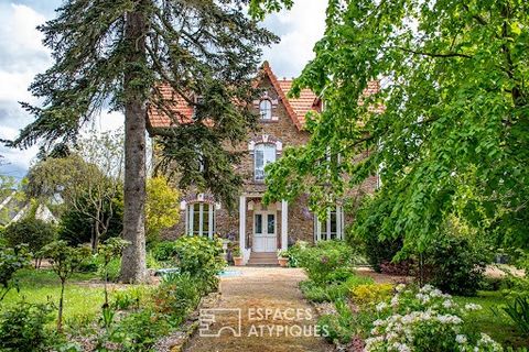 Located in a peaceful village on the banks of the Loire, this beautiful house from the last century reveals a living area of ??approximately 205 m² and benefits from a magnificent garden planted with centuries-old and varied tree species. The magic h...