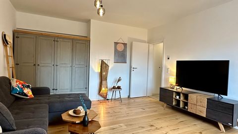 Furnished business apartment with 2 rooms and balcony in a central location in Stuttgart-Mitte. The apartment is located on the 2nd floor of a very well-kept apartment building and was completely renovated in 2024. The living room has a sofa bed, a s...