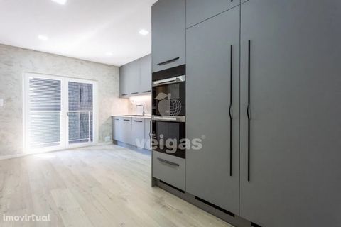 New 3 bedroom apartment with excellent areas in Montijo. Kitchens lined with Micro cement with lacquered furniture White and Walnut Wood. Fully equipped kitchen with MIELE brand appliances: Induction Hob, Extractor Fan, Dishwasher, Washing Machine, O...