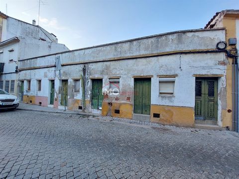 Building to renovate with a total area of 485 m2, in the heart of the city, in the historic center, with access to two streets.  Exempt from Use Permit, due to registration in the matrix prior to 7 August 1951. CM-Portalegre certificate no. 7753 date...