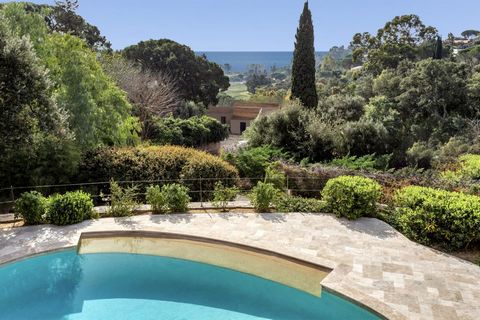 A few minutes from the beaches of Heraclee and Gigaro, beautiful renovated villa with sea view. Facing south, the villa has an area of approximately 245m2 including: on the ground floor a living room opening onto a large terrace and its garden, a hig...