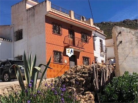 This charming property of 122 m2 built on a plot of 80 m2, needs a renovation and is located in the small hamlet of El Toril, in the Alcaucin area in the province of Malaga. If you are looking for a property to reform it to your own taste, this is a ...