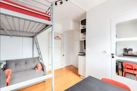 Charming studio apartment to be completely renovated in September 2023. 7 minutes walk from Pereire station, 9 minutes from Neuilly-Porte Maillot station and 5 minutes from the Therese Pierre tram. Two beautiful gardens at the foot of the building. T...