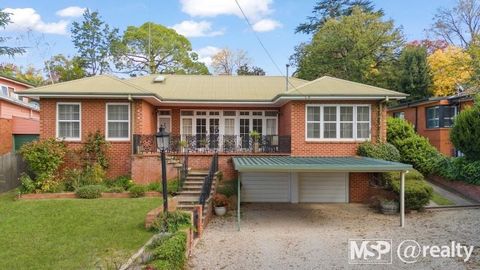 STUNNING RESIDENCE OR VERSATILE AIRBNB OPPORTUNITY 3-4 BED / 2 BATH / 3 TOILETS / 4 CAR / 809 SQM Welcome to “Parkview” an expansive executive residence in a premium central Bathurst Parkland location. Parkview is located only a 10-minute walk to the...