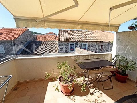 Apartment for sale in the center of Murter, only 70 meters from the waterfront. Located on the second floor, this sunny apartment offers a comfortable and practical living space. It consists of one bedroom, a bathroom and a living room with a terrace...