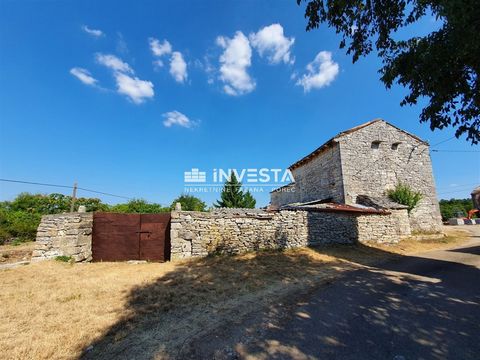 A traditional stone Istrian house with a net usable area of 180 m2 (ground floor and first floor) is for sale in the vicinity of Svetvinčent. It is rectangular in shape, dimensions approx. 15m x 7m, located in the southwest.   The house is divided ve...