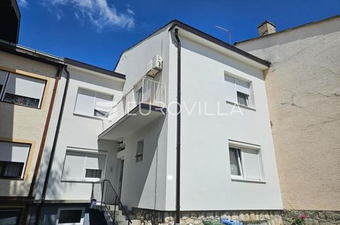 Osijek, Center/Gornji grad, family house in a row of 180 m2 on two residential floors. The house consists of a living room, a kitchen with a dining room, 5 bedrooms, 2 bathrooms, basement rooms and a yard with a small garden. Under the house there is...