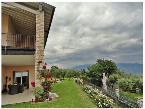 Fantastic open-space apartment with large covered terrace and full view over southern Lake Garda over Maderno