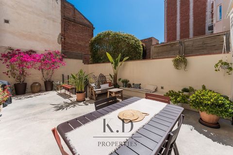 Living in an oasis of peace in Vila de Gracia is what this fantastic duplex offers. The duplex, renovated in 2018, is situated in a 3-unit building, providing an exclusive community feel. It has an area of 180 M2 including a terrace of 47 M2 accordin...