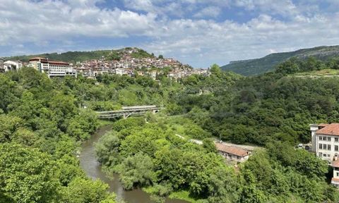 SUPRIMMO agency: ... We present for sale a two-bedroom apartment with a perfect location in the old part of Veliko Tarnovo in close proximity to Tsarevets. The apartment is located on the second floor above shops in a building from the 80s, massive b...