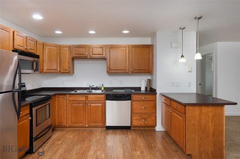 Adorable two bed, two bath condo conveniently located in Bozeman! Located on the second flooring backing to the complexes park space, this home is ready for you to make it your own. Freshly painted walls and carpet cleaning gives you the blank canvas...