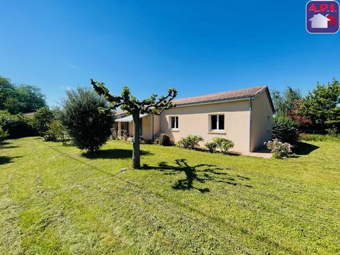 SINGLE-STOREY VILLA Exclusively in Verniolle, single-storey villa of 120 m² of living space, on flat, enclosed land of more than 800 m². This pretty family home has a beautiful bright living room of around 40 m², a fitted kitchen and a utility room a...