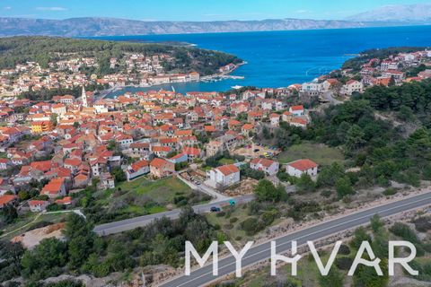 Situato in cima al pittoresco centro storico di Jelsa, questo terreno edificabile rappresenta un'opportunità eccezionale per creare la propria fetta di paradiso. Con viste panoramiche sia sul vivace porto che sulle tranquille colline, questa terra of...