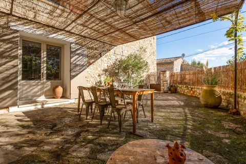 Provence Home, l’agence immobilière du Luberon, vous propose à la vente, cette charmante et spacieuse maison en pierres, nichée au cœur d'un petit hameau d'une tranquillité remarquable dans la commune de Roussillon. Accompagnée d'un garage, d'une cou...