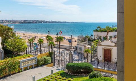 3 bedroom apartment, in an iconic building in front of the beach, in the historical centre of Cascais. Located in a charming condominium, very well maintained, with the best view over the beach and sea. It is composed by: Living room with total sea v...