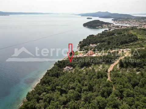On the island of Ugljan, in the locality of Kukljice, a  land is for sale in a very attractive location, ideal for building a secluded villa. It is located in an excellent location, in the first row to the sea, right next to the beach and it is only ...