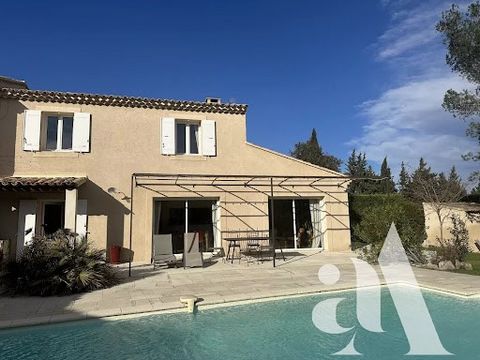 For sale just 15 minutes from Avignon and St Rémy de Provence. Just a few minutes from the centre of Chateaurenard, this house offers approx.229m2 of living space. In a residential area, set in 2305m2 of enclosed land planted with olive trees, the pr...