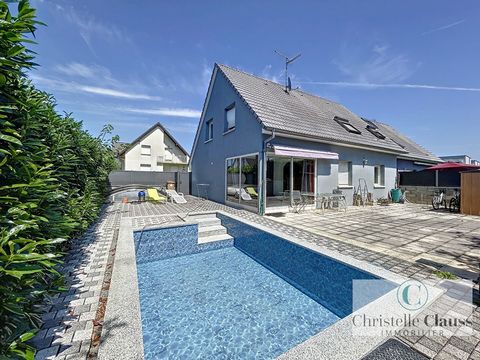 Venez découvrir dans votre agence Christelle Clauss Immobilier sur un terrain de 4 ares cette maison de 135m2 avec piscine sur la commune de Saint-Louis la Chaussée. Vous trouverez au rez-de-chaussée, une entrée donnant accès au salon séjour, une cui...