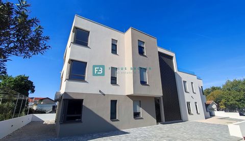 Location: Šibensko-kninska županija, Vodice, Vodice. VODICE - Luxury apartment for sale in a newly built smaller residential building, in a quiet part of Vodice, only 400 m from the sea! The building was built according to modern construction methods...