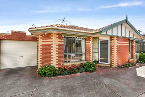 If ever a property could be described as happy, this is it! The middle villa unit in a block of three is not only pristine in presentation and refurbished with immaculate style, but also a mere stone's throw to every conceivable amenity in the area. ...