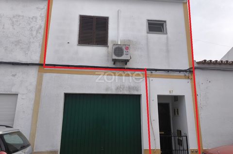 Identificação do imóvel: ZMPT566442 Prachtig volledig gerenoveerd appartement, gelegen in het hart van het charmante dorpje Ferreira do Alentejo.Deze woning, gelegen op de eerste verdieping, beschikt over een ruime open keuken en woonkamer, een handi...