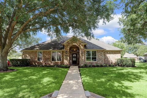 Located in the sought-after community of Weston Lakes, live comfortably in this charming home. Enjoy the amenities of the country club, highly-rated schools, LOW TAXES, and 24-hour controlled gate access. Nestled on a corner lot and surrounded by mat...
