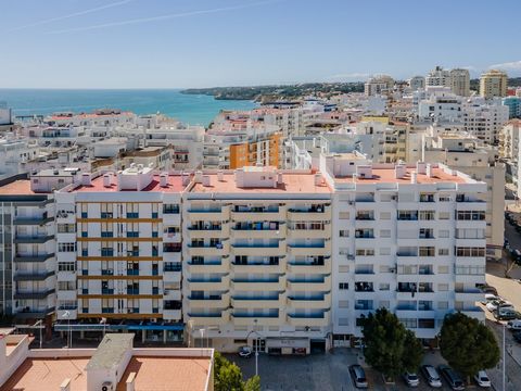 Appartement met 115m2 gelegen in het hart van het dorp Armação de Pêra, naast de markt, restaurants, bars en diensten, op 300 meter van het strand. Armação de Pêra staat bekend om zijn beroemde stranden, zijn familiale sfeer en de verschillende activ...