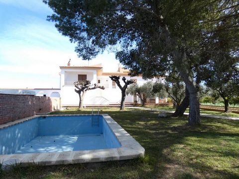 Total surface area 400 m², country villa plot area 220000 m², usable floor area 319 m², double bedrooms: 7, 2 bathrooms, age between 20 and 30 years, paving, kitchen (2), dining room (2), state of repair: in good condition, facing southeast.