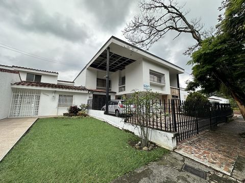 Exclusive and privileged detached house for sale in Barrio Ciudad Jardín in Cali, Colombia. Located in an area that harmonizes elegant residential areas with expanses of forests, wetland reserves and country club grounds. This strategic location cont...