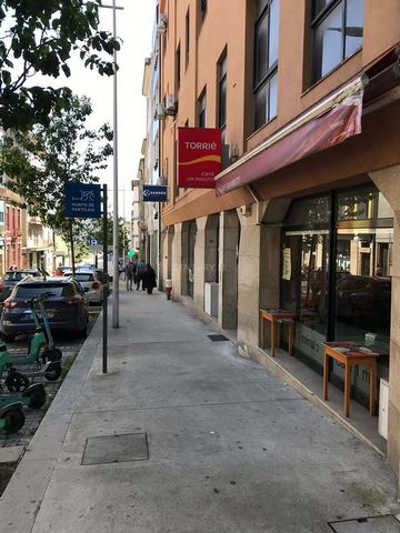 Belle opportunité de gérer votre propre entreprise dans le secteur des services de restauration/cafétéria. Il est situé dans une zone animée offrant des conditions idéales pour soutenir l'entreprise. Entièrement équipé et très fonctionnel, cet espace...