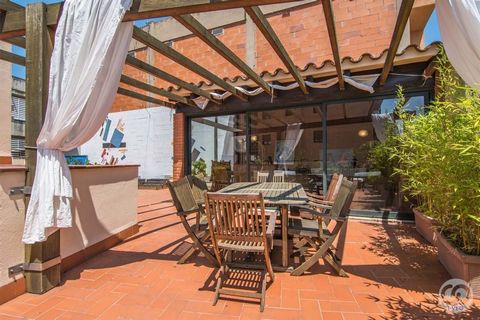 Appartement dans le quartier de lEixample à Figueres, à quelques minutes du centre et à côté du périphérique NII. Proche dune crèche, dune école et dun lycée. Idéal pour combiner la maison et lentreprise. La maison principale, au premier étage, offre...