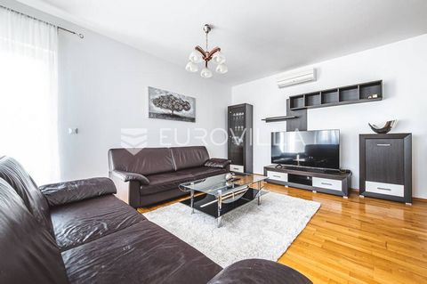Zagreb, Maksimir, beautiful four-room apartment 90m2 for rent with storage room 36m2 We offer you the opportunity to rent a beautifully decorated and fully furnished four-room apartment with an area of 90 m², located in the quiet settlement of Baruta...