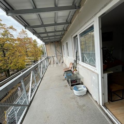 Your new home is on the 2nd floor, an apartment building in a central location. From the large hallway the 3 living rooms as well as the kitchen and bathroom are accessible. In front of the living room there is a large balcony, which is currently bei...
