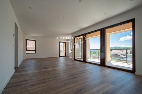 En las alturas de Ferrières, a 20 minutos de Annecy. Hermoso apartamento T4 de aproximadamente 92 m2 de espacio habitable ubicado en el primer piso de un antiguo granero rehabilitado en un pequeño condominio de 5 lotes. Consta de una hermosa sala de ...