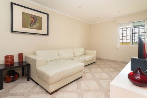 Located in a building in Quinta da Princesa, the building have elevator. The apartment, in habitable condition, has 3 bedrooms, 1 complete bathroom, a kitchen and lounge. This property could be the solution for those who need space and do not have hi...
