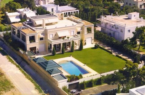 Ontdek een voortreffelijk en luxueus pand in de prestigieuze kustzone van Athene. Deze uitzonderlijke villa met een totale oppervlakte van 1.550 m² (950 m² villa en 600 m² kelder) op vier niveaus is gelegen op een ruim perceel van 2.605 m². Met een l...