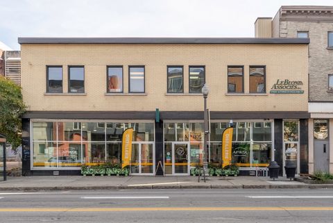 ST-ROCH -- Mixed commercial and office space building strategically located in the heart of St-Roch. Tenant of choice on the ground floor, imposing renovated storefronts, more than 5,000 sq. ft. available for owner-occupiers (combined office space an...