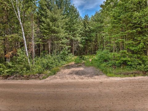 Vous rêvez de construire votre maison sur un vaste terrain dans un environnement naturel et paisible ? Situé à St-Didace, ce terrain de plus de 90 000 pieds carrés est fait pour vous! Il vous offre un espace exceptionnel pour réaliser votre projet. I...