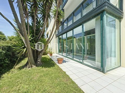 In a quiet and secure residence, pleasant T3 on the ground floor a few steps from the shops of the Cinq Cantons, the Golf course and the beaches of Anglet. It consists of a living room of approximately 30m², opening onto two verandas with direct acce...