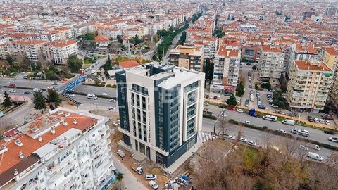 Bezugsfertige Büroräume an der Hauptstraße in İzmir Bayraklı Die Büros befinden sich auf der Hauptstraße in İzmir Bayraklı. Der Bezirk Bayraklı ist das Investitionsgebiet, in dem sich die prestigeträchtigsten Bürogebäude und Wolkenkratzer der Stadt b...