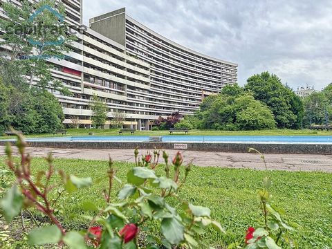 Grenoble - Proche Rectorat, au sein du quartier Mutualité recherché pour ses services (transports, commerces, école, lycée, crèche), je vous propose une belle opportunité : un appartement 5 pièces situé Place Jean Moulin dans un immeuble bien tenu au...