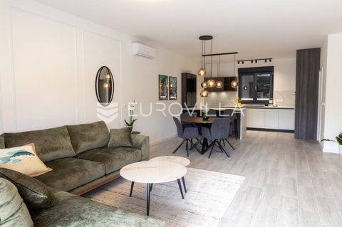 Osijek, Uske njive, rent of an attractive four-room apartment of 108 m2 in a new building with a beautiful view of the park. The apartment has a terrace of 14 m2 and a parking space. The apartment is fully equipment. It consists of a spacious living ...