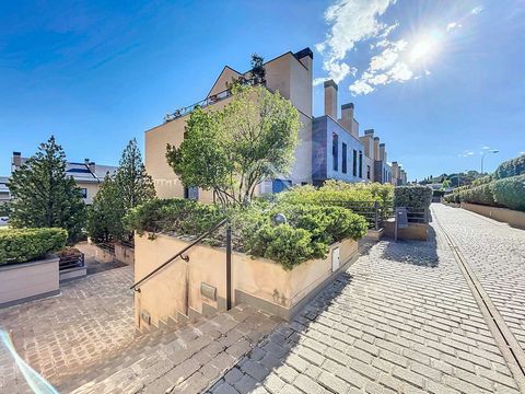 Lucas Fox La Moraleja presents this 170 m² duplex penthouse for sale in Encinar de los Reyes. The layout of the property is divided into two floors. On the lower floor there is an entrance hall, a very bright living-dining room and a kitchen with all...