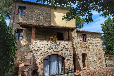 Questo splendido appartamento si trova all'interno di un Agriturismo ricavato in un antico borgo medievale che mantiene tutto il fascino delle tipiche strutture architettoniche dell'epoca, con un lungo viale di accesso in cipressi toscani e circondat...