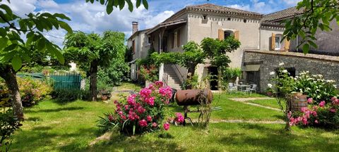 Discover this magnificent, tastefully renovated Quercy house, set in a rural setting. Ideal for lovers of nature and tranquility, this property offers a perfect blend of traditional charm and modern comforts. Comprising 3 large, bright bedrooms, livi...