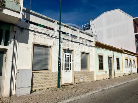 Unique opportunity! One-story semi-detached 3-room house with a backyard, ready for renovation, strategically located in the heart of downtown Loulé. This property provides the option for expansion, allowing the construction of an additional floor, w...