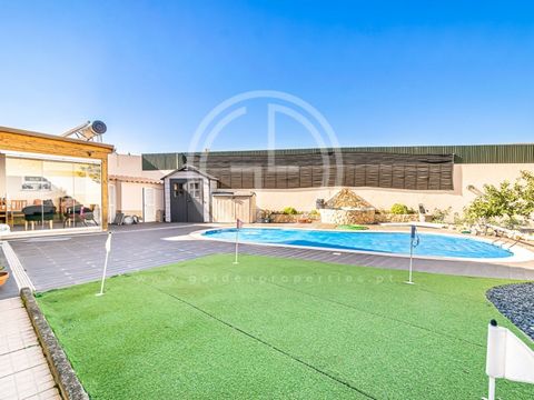 This incredible 4-bedroom detached villa, located in the community of Santa Catarina, is a true gem offering a sophisticated and contemporary lifestyle. Upon entering, you will be greeted by a elegantly decorated living room, next to the adjoining di...