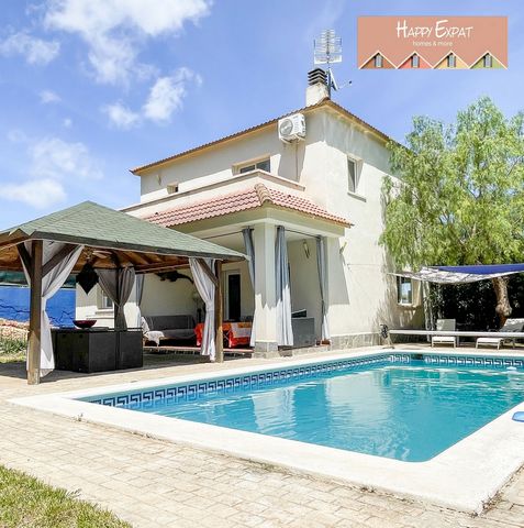 Beautiful singlefamily home with a pool in a lovely setting with a wonderful flat garden and lounge area right next to the Garraf park with super views into the Sitges hills (Olivella). We find in this house 3 bedrooms and 3 bathrooms with are severa...