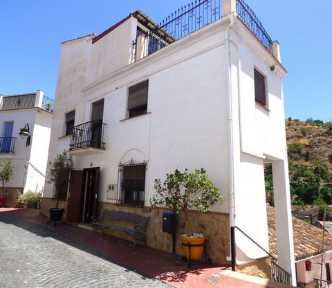 Casa de pueblo, renovada en el corazón del pueblo La Viñuela. La planta baja tiene cocina equipada, salón comedor y WC. La planta alta tiene dos dormitorios, una habitación pequeña donde está la TV con unas escaleras que dan al baño y azotea, parte d...